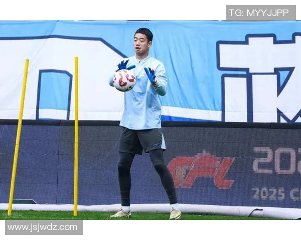 最近哪个足球明星访问了济南引发了球迷们的热议和关注